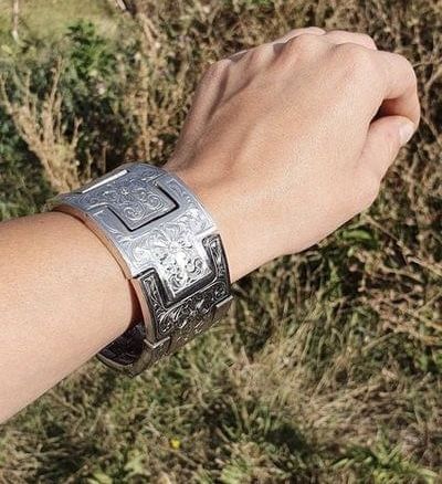 Сребриста гривна с флорални мотиви