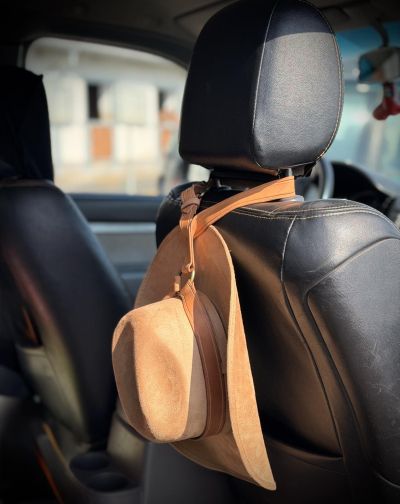 Кожен държач за шапка в автомобил